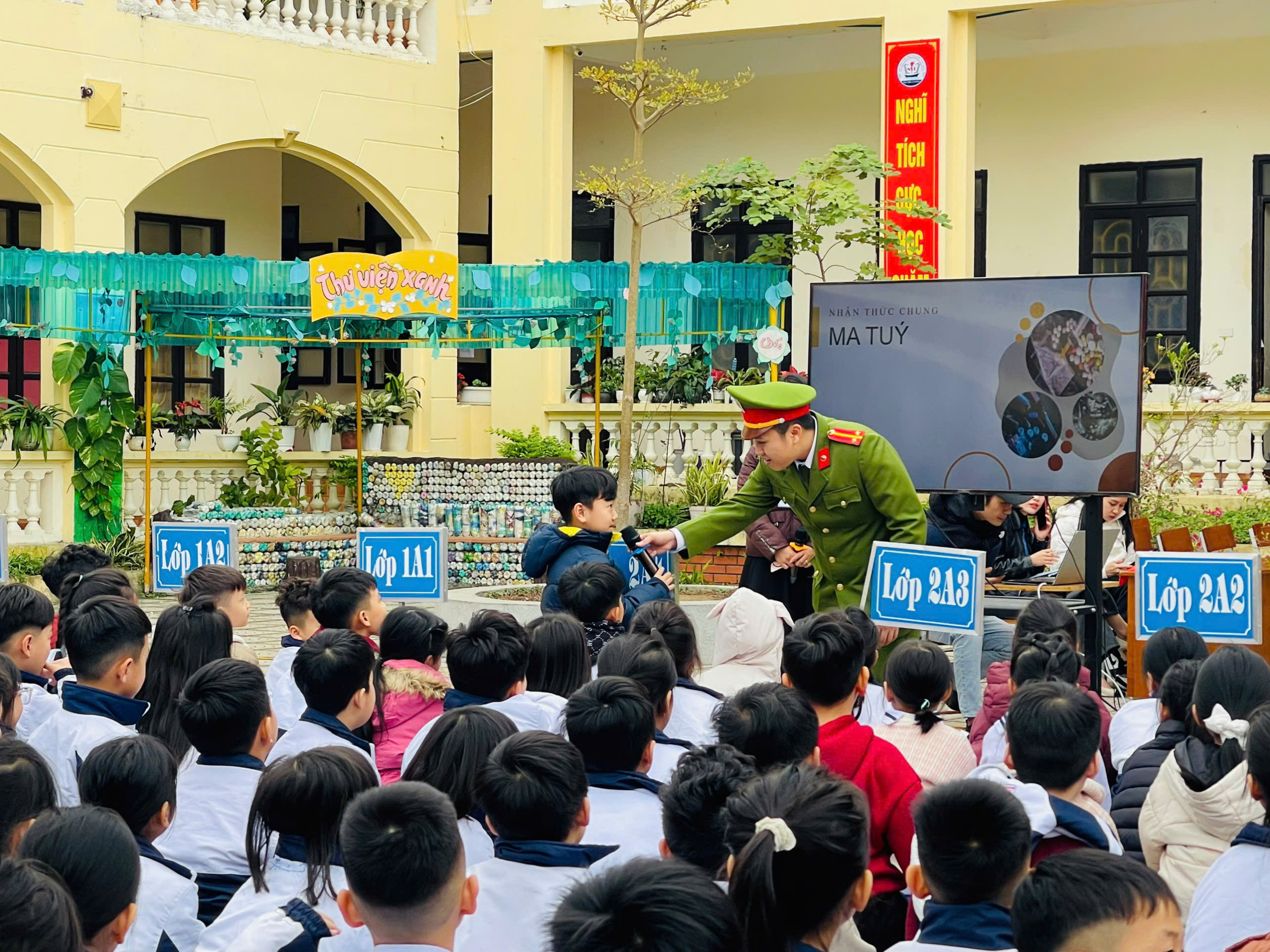 Công an đặc khu Cát Hải: Tuyên truyền, phổ biến, giáo dục pháp luật tại Trường Tiểu học Nguyễn Văn Trỗi, Thôn 3 và Thôn 18 